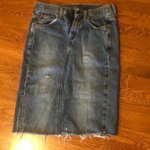 Levi’s midi length jean denim skirt size 2